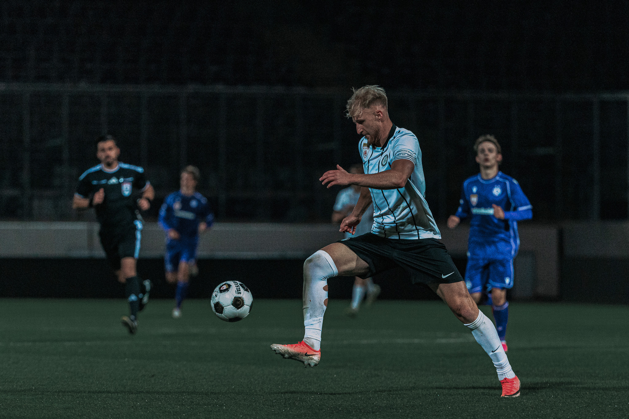 Ein Fußballer mit einem Ball.