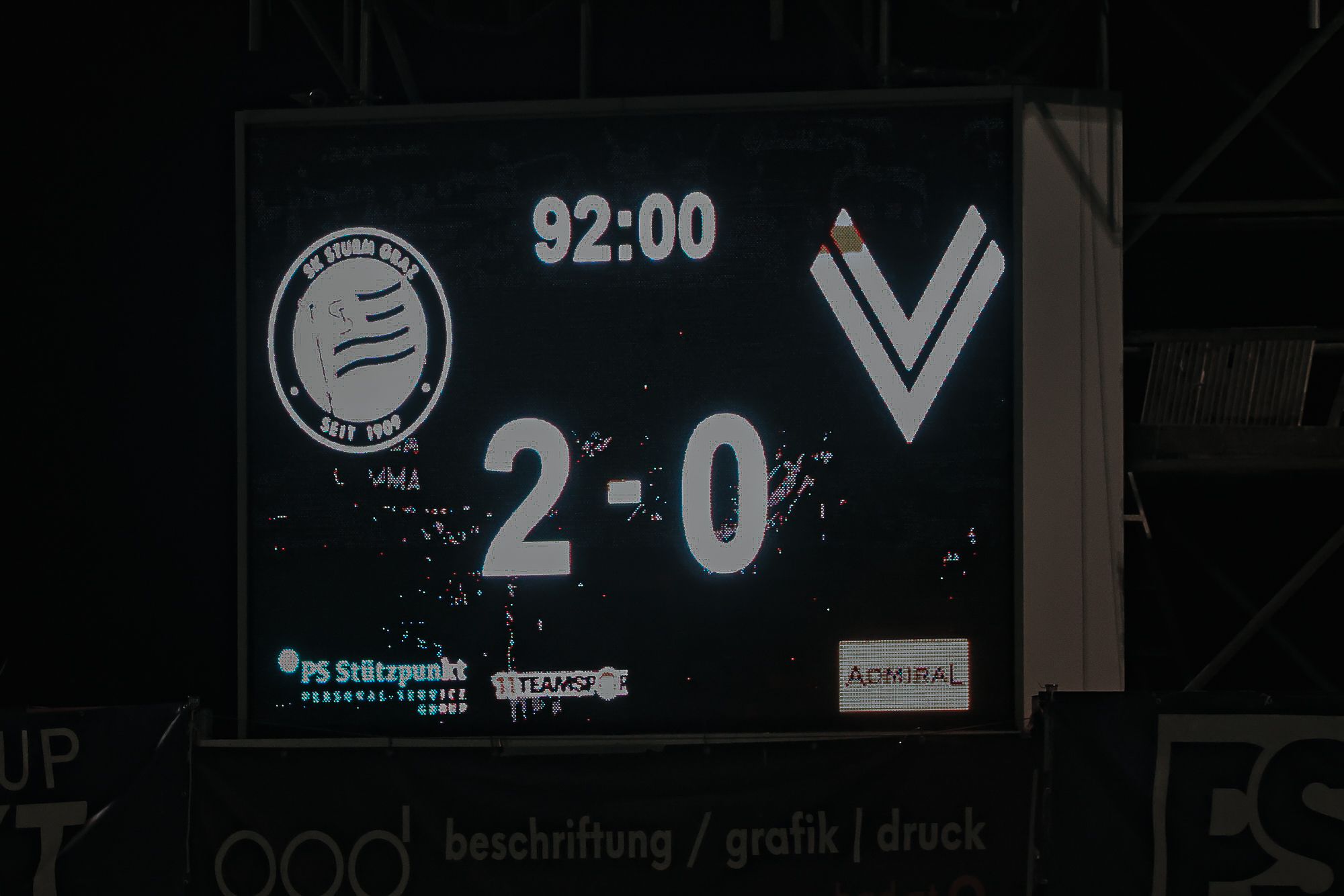 Die Anzeigetafel zeigt den Spielstand.