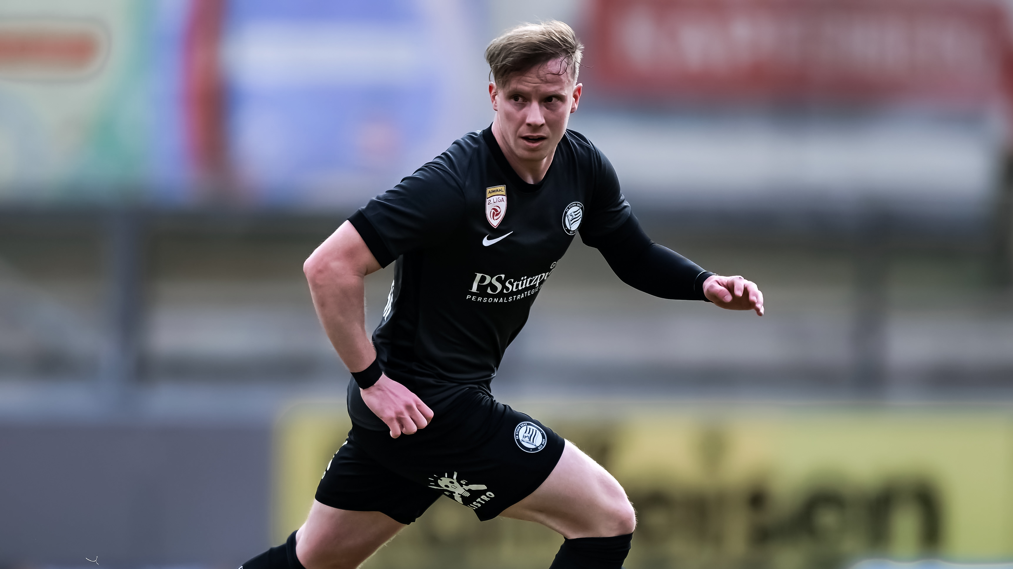 Ein Spieler in einem schwarzen Trikot läuft