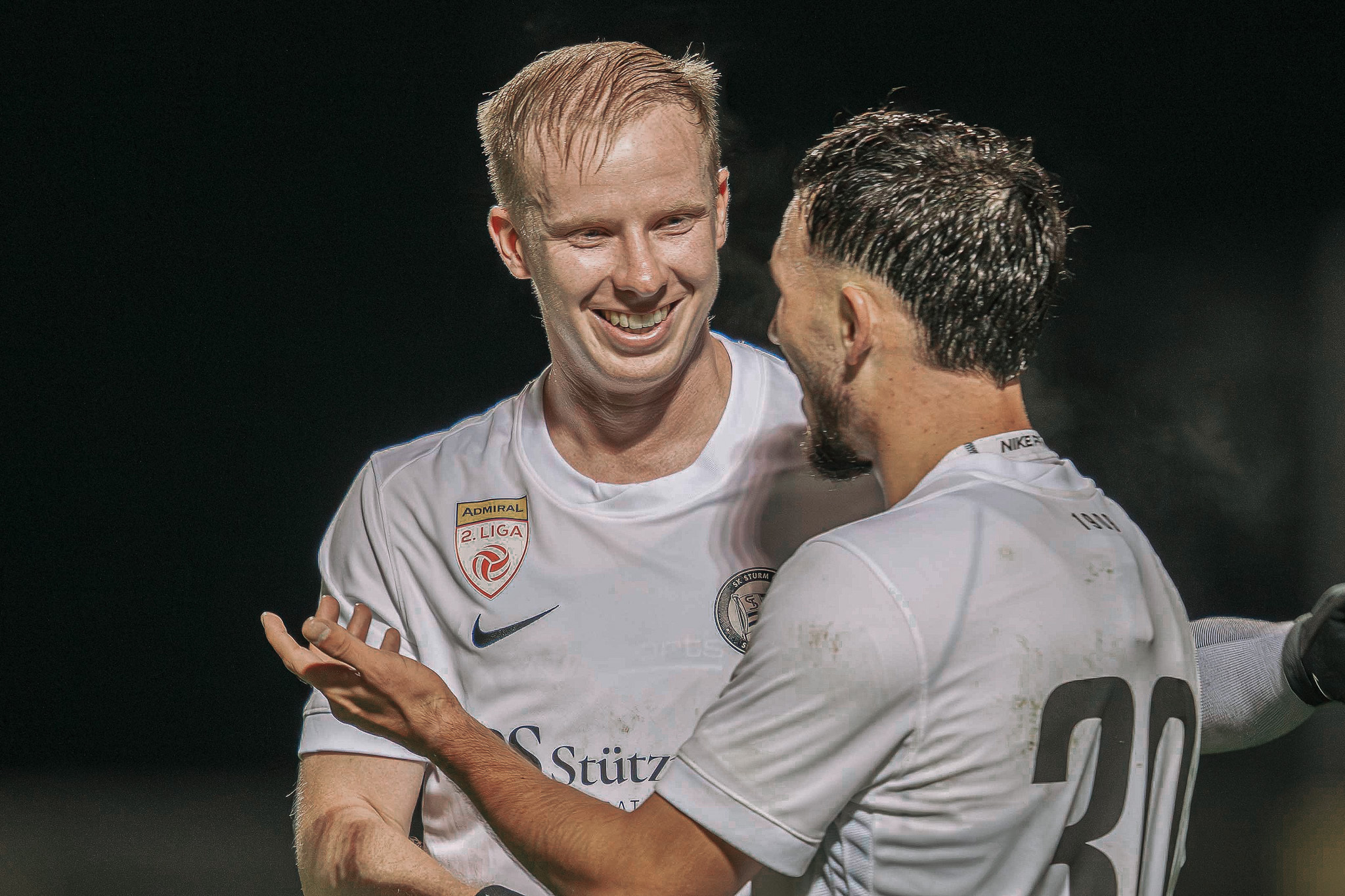 Zwei Fußballer unterhalten sich.