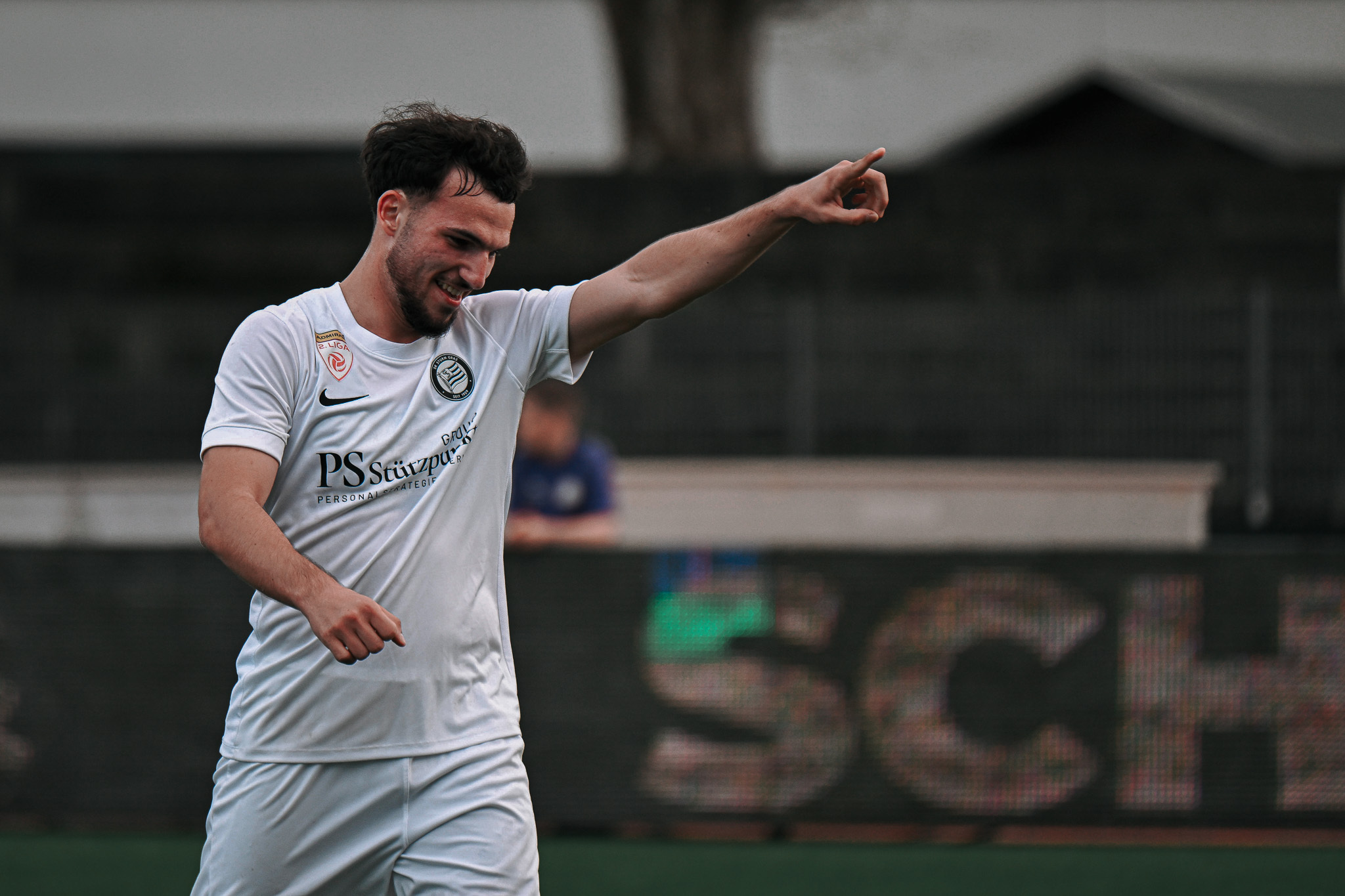 Ein Fußballer jubelt