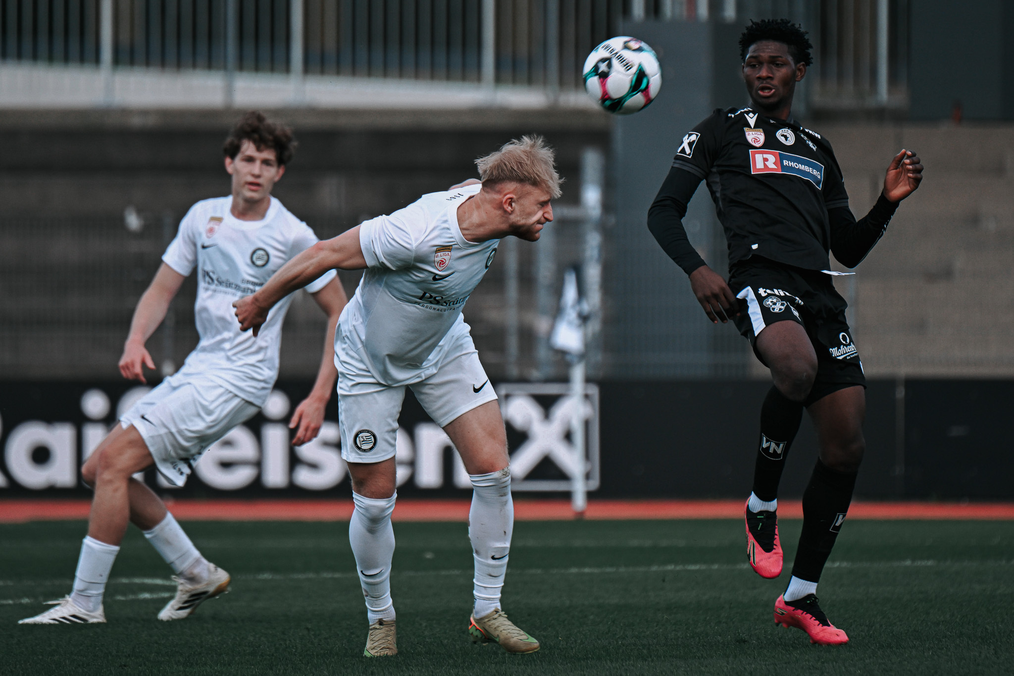 Drei Fußballer in Aktion