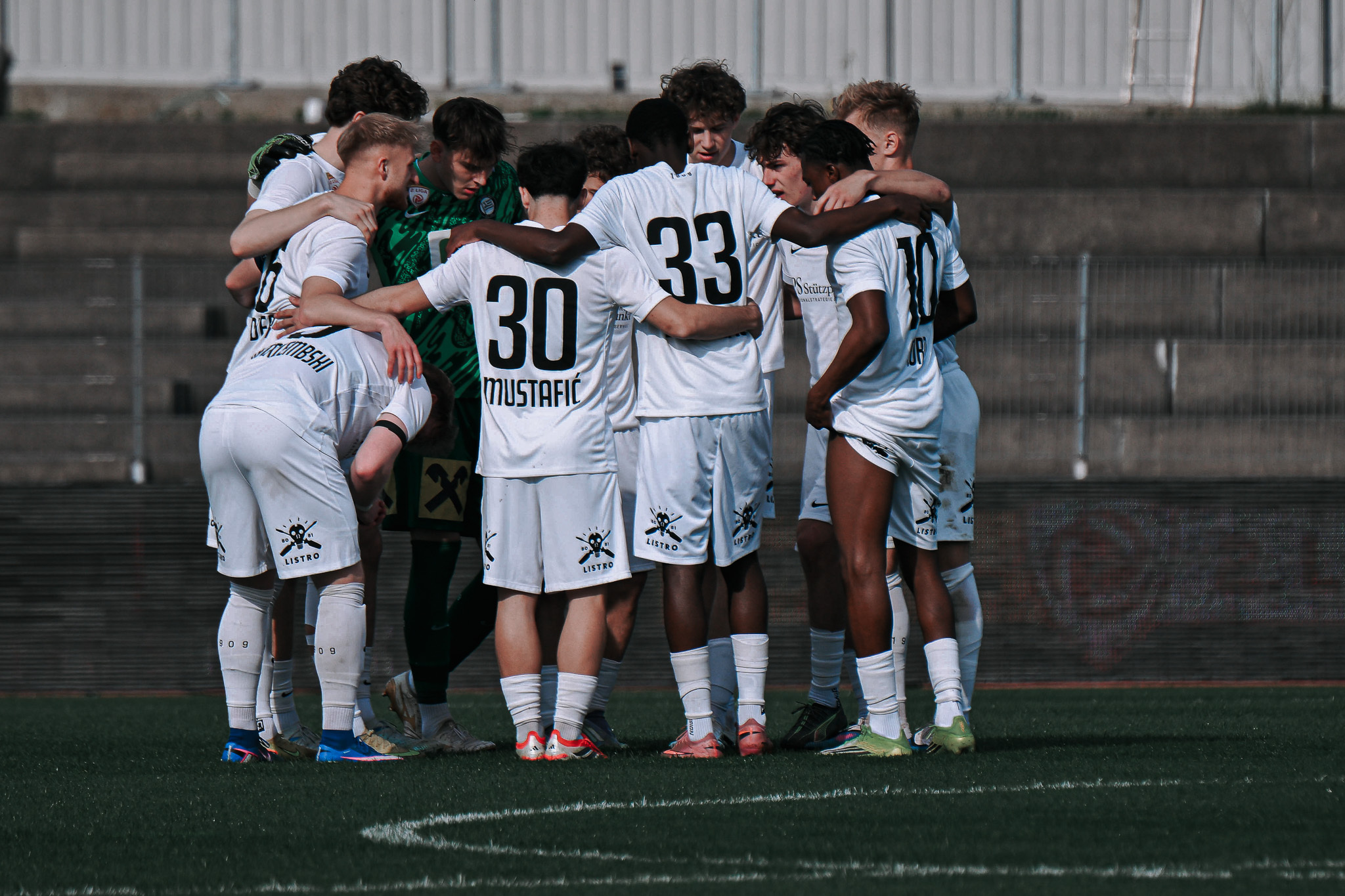 Fußballer bilden einen Kreis