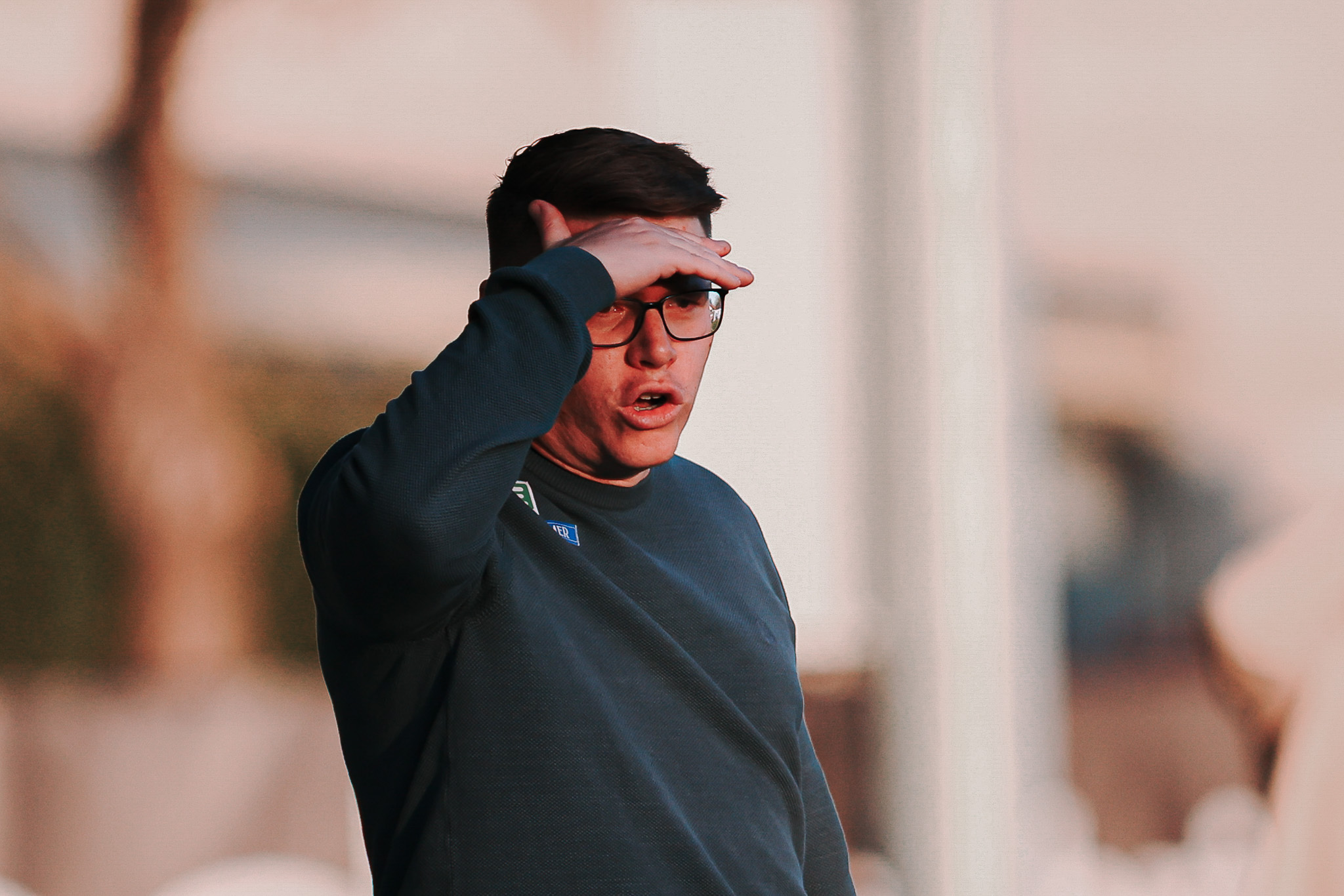 Ein Mann spendet sich selbst Schatten