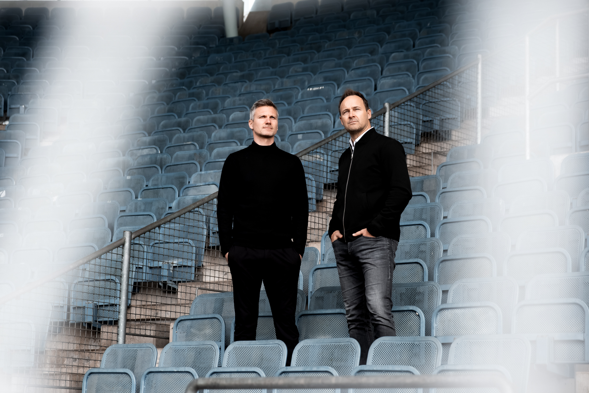 Zwei Personen stehen auf der Tribüne